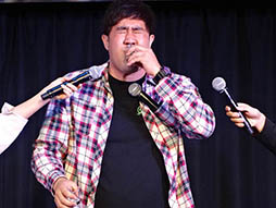 画像集 No.011のサムネイル画像 / 滑舌に自信なしのタレントがスタポケの実況に挑戦! 諸見里大介さん,重盛さとみさん,ガリットチュウ熊谷さんらも登場した「StarHorsePocket」ステージをレポート