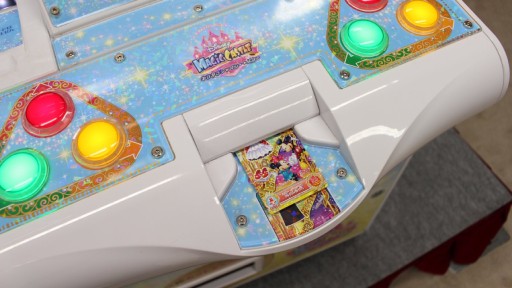 画像集 No.011のサムネイル画像 / データカードダスとガシャポンが連動。新作「データカードダス ディズニー マジックキャッスル キラキラシャイニー★スター」は12月8日稼働予定