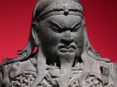 日中文化交流協定締結40周年を記念した特別展「三国志」をレポート。最新の発掘研究成果や「真・三國無双」の展示も