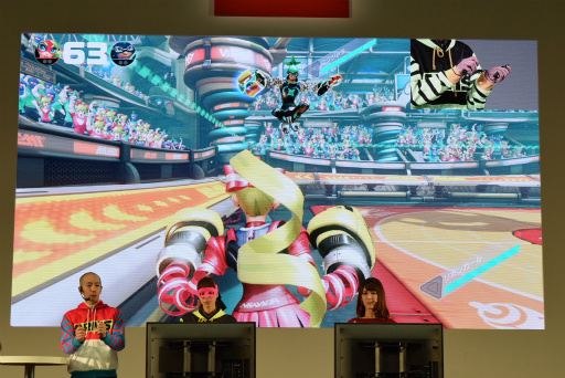 画像集 No.007のサムネイル画像 / Nintendo Switch 体験会の「ARMS」紹介ステージをレポート。椿姫彩菜さんが特訓を受けて“ARMSレディ&ボーイ”に挑戦