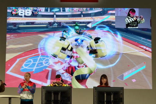 画像集 No.008のサムネイル画像 / Nintendo Switch 体験会の「ARMS」紹介ステージをレポート。椿姫彩菜さんが特訓を受けて“ARMSレディ&ボーイ”に挑戦