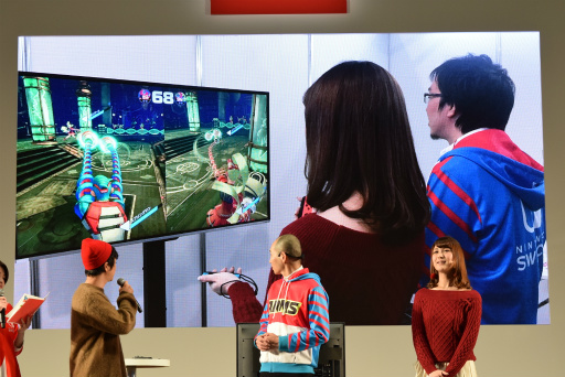 画像集 No.017のサムネイル画像 / Nintendo Switch 体験会の「ARMS」紹介ステージをレポート。椿姫彩菜さんが特訓を受けて“ARMSレディ&ボーイ”に挑戦