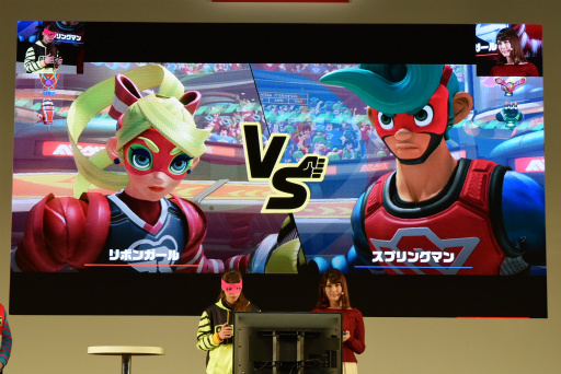 画像集 No.019のサムネイル画像 / Nintendo Switch 体験会の「ARMS」紹介ステージをレポート。椿姫彩菜さんが特訓を受けて“ARMSレディ&ボーイ”に挑戦