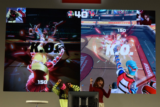画像集 No.020のサムネイル画像 / Nintendo Switch 体験会の「ARMS」紹介ステージをレポート。椿姫彩菜さんが特訓を受けて“ARMSレディ&ボーイ”に挑戦