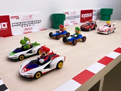 「マリオカート プルバック」全6種類,ファミマで4月20日から順次発売。マリオやルイージたちのカートが引いて離すと走り出すプルバックカーに