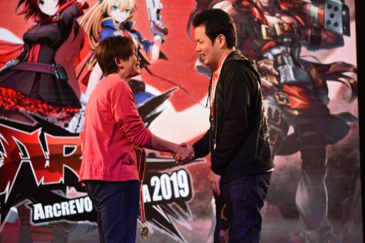 画像集 No.005のサムネイル画像 / 「ARCREVO America 2019」,「GUILTY GEAR Xrd REV 2」部門の優勝はおみと選手。圧倒的な強さで無敗のまま栄冠を手にする
