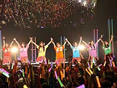 「イロドリミドリ LIVE'17〜第1話『Still Going On!!!!!!!』〜」をレポート。「CHUNITHM」発のガールズバンドが,24曲を熱く歌い上げた