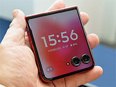 縦方向に折りたためる2画面ハイエンドスマホ「motorola razr 50 ultra」が12月6日に国内発売