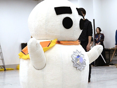 舞台「ロマンシング サガ THE STAGE 〜ロアーヌが燃える日〜」の稽古場に潜入。河津秋敏氏らが見守るなか,熱の入ったアクションが展開