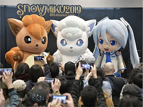 画像集 No.006のサムネイル画像 / さっぽろ雪まつりでの「北海道だいすき発見隊 アローラロコン」×「SNOW MIKU 2020」コラボが決定。限定グッズの販売もあり