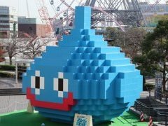 「ドラゴンクエストビルダーズ2」のイベント「夢のスライム巨大化プロジェクト」が12月24日まで開催中。ブロックでできた巨大スライムが展示