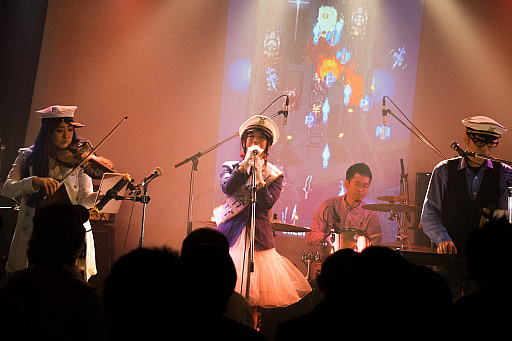 画像集#029のサムネイル/「雷電」や「ソニックウイングス」「アカとブルー」などの楽曲がアツく演じられた「ゲームとテクノがスキ!」をレポート。真尾まおも登場!?