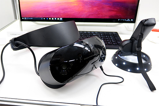 画像集 No.004のサムネイル画像 / 富士通,Windows MR対応VR HMDとノートPCのセットモデルを12月に発売。VR HMD単体は税込5万円台後半で購入可能に