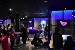 画像集 No.001のサムネイル画像 / 東京の中野で「キャサリン・フルボディ」の“2大イベント”が開催。体験会で行われた「ときど×イソッチ スペシャルトークショウ」をレポート