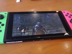 人は電車の中で「DARK SOULS REMASTERED」を遊んで心が折れずに済むのか。Switch版の携帯モードで試してみた