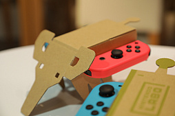 画像集 No.015のサムネイル画像 / 「Nintendo Labo」の親子向け体験会「Nintendo Labo Camp」をレポート。ダンボールを組み立ててコントローラができあがる。新しい遊びに子供達も興味津々