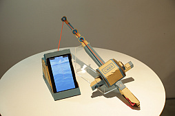 画像集 No.016のサムネイル画像 / 「Nintendo Labo」の親子向け体験会「Nintendo Labo Camp」をレポート。ダンボールを組み立ててコントローラができあがる。新しい遊びに子供達も興味津々