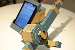 画像集 No.017のサムネイル画像 / 「Nintendo Labo」の親子向け体験会「Nintendo Labo Camp」をレポート。ダンボールを組み立ててコントローラができあがる。新しい遊びに子供達も興味津々