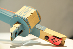 画像集 No.018のサムネイル画像 / 「Nintendo Labo」の親子向け体験会「Nintendo Labo Camp」をレポート。ダンボールを組み立ててコントローラができあがる。新しい遊びに子供達も興味津々