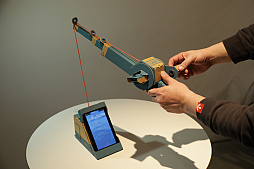 画像集 No.019のサムネイル画像 / 「Nintendo Labo」の親子向け体験会「Nintendo Labo Camp」をレポート。ダンボールを組み立ててコントローラができあがる。新しい遊びに子供達も興味津々