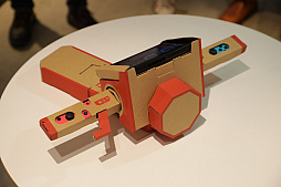 画像集 No.021のサムネイル画像 / 「Nintendo Labo」の親子向け体験会「Nintendo Labo Camp」をレポート。ダンボールを組み立ててコントローラができあがる。新しい遊びに子供達も興味津々