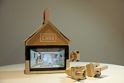 画像集 No.022のサムネイル画像 / 「Nintendo Labo」の親子向け体験会「Nintendo Labo Camp」をレポート。ダンボールを組み立ててコントローラができあがる。新しい遊びに子供達も興味津々