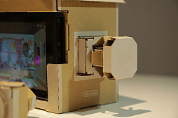 画像集 No.023のサムネイル画像 / 「Nintendo Labo」の親子向け体験会「Nintendo Labo Camp」をレポート。ダンボールを組み立ててコントローラができあがる。新しい遊びに子供達も興味津々