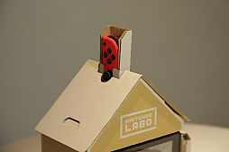 画像集 No.024のサムネイル画像 / 「Nintendo Labo」の親子向け体験会「Nintendo Labo Camp」をレポート。ダンボールを組み立ててコントローラができあがる。新しい遊びに子供達も興味津々