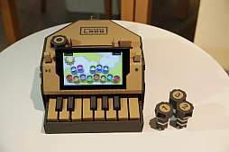 画像集 No.026のサムネイル画像 / 「Nintendo Labo」の親子向け体験会「Nintendo Labo Camp」をレポート。ダンボールを組み立ててコントローラができあがる。新しい遊びに子供達も興味津々