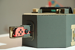 画像集 No.027のサムネイル画像 / 「Nintendo Labo」の親子向け体験会「Nintendo Labo Camp」をレポート。ダンボールを組み立ててコントローラができあがる。新しい遊びに子供達も興味津々