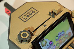 画像集 No.028のサムネイル画像 / 「Nintendo Labo」の親子向け体験会「Nintendo Labo Camp」をレポート。ダンボールを組み立ててコントローラができあがる。新しい遊びに子供達も興味津々