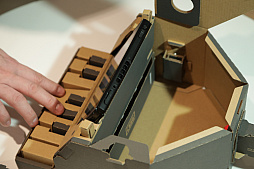画像集 No.029のサムネイル画像 / 「Nintendo Labo」の親子向け体験会「Nintendo Labo Camp」をレポート。ダンボールを組み立ててコントローラができあがる。新しい遊びに子供達も興味津々