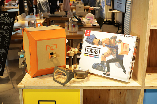 画像集 No.030のサムネイル画像 / 「Nintendo Labo」の親子向け体験会「Nintendo Labo Camp」をレポート。ダンボールを組み立ててコントローラができあがる。新しい遊びに子供達も興味津々