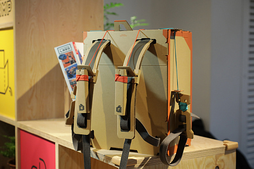 画像集 No.031のサムネイル画像 / 「Nintendo Labo」の親子向け体験会「Nintendo Labo Camp」をレポート。ダンボールを組み立ててコントローラができあがる。新しい遊びに子供達も興味津々