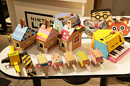画像集 No.032のサムネイル画像 / 「Nintendo Labo」の親子向け体験会「Nintendo Labo Camp」をレポート。ダンボールを組み立ててコントローラができあがる。新しい遊びに子供達も興味津々