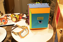 画像集 No.033のサムネイル画像 / 「Nintendo Labo」の親子向け体験会「Nintendo Labo Camp」をレポート。ダンボールを組み立ててコントローラができあがる。新しい遊びに子供達も興味津々