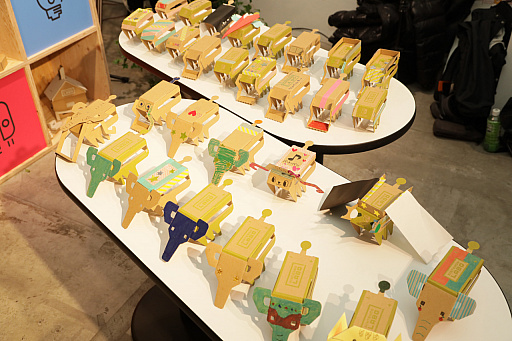 画像集 No.034のサムネイル画像 / 「Nintendo Labo」の親子向け体験会「Nintendo Labo Camp」をレポート。ダンボールを組み立ててコントローラができあがる。新しい遊びに子供達も興味津々
