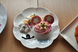 画像集 No.008のサムネイル画像 / 「キラッとプリ☆チャン プリズムストーンカフェ原宿」の内覧会をレポート。キャラをイメージした可愛くておいしいメニューがいっぱい！