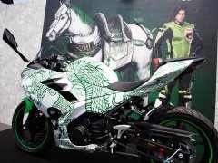 「鈴鹿8耐」と「真・三國無双8」がコラボ。会場でのステージや鈴木プロデューサーへのインタビューを掲載