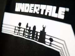 「UNDERTALE」のTシャツ2種と缶入りフレークシールが発売。Tシャツは,任天堂公式ブランドEDITMODEとコラボしたデザイン