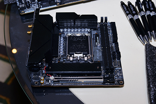 画像集 No.008のサムネイル画像 / 国内発売予定のゲーマー向けディスプレイをASRockがCESで披露。横長有機ELモデルなど計6製品をラインナップ