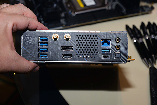 画像集 No.009のサムネイル画像 / 国内発売予定のゲーマー向けディスプレイをASRockがCESで披露。横長有機ELモデルなど計6製品をラインナップ
