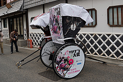 画像集 No.002のサムネイル画像 / 「新サクラ大戦」のラッピング人力車が浅草の街を走る。「新サクラ大戦 the Stage」のさくら役・関根優那さんが人生初の人力車を体験