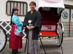 「新サクラ大戦」のラッピング人力車が浅草の街を走る。「新サクラ大戦 the Stage」のさくら役・関根優那さんが人生初の人力車を体験