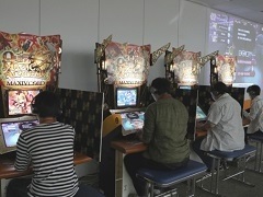 「クイズマジックアカデミー マキシブコード」の公式大会「サツキ杯」をレポート。会場の模様を合同インタビューの内容と共にお届け