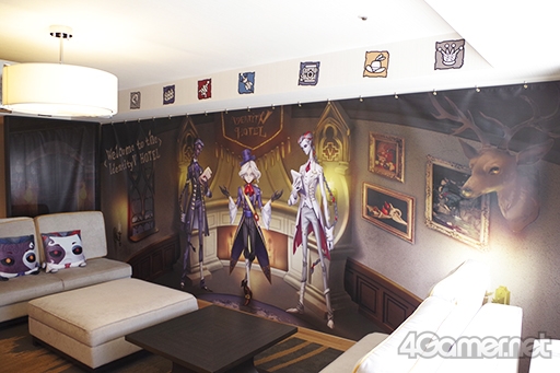 画像集#002のサムネイル/「Identity V」コラボルームを紹介。東京・池袋の高層ホテルに,リッチな客室に描き下ろしイラストが調和したハンター・サバイバールームが登場