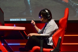 画像集 No.018のサムネイル画像 / 「DEAD OR ALIVE 6 Fatal Match in Japan」フォトレポート。オンラインで研鑽を積んだニューヒーロー，シマズ選手が優勝を飾る