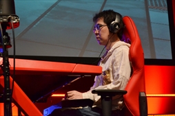 画像集 No.022のサムネイル画像 / 「DEAD OR ALIVE 6 Fatal Match in Japan」フォトレポート。オンラインで研鑽を積んだニューヒーロー，シマズ選手が優勝を飾る