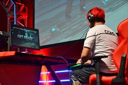 画像集 No.025のサムネイル画像 / 「DEAD OR ALIVE 6 Fatal Match in Japan」フォトレポート。オンラインで研鑽を積んだニューヒーロー，シマズ選手が優勝を飾る