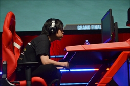 画像集 No.053のサムネイル画像 / 「DEAD OR ALIVE 6 Fatal Match in Japan」フォトレポート。オンラインで研鑽を積んだニューヒーロー，シマズ選手が優勝を飾る